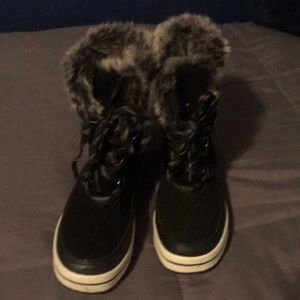 Snow Boots Size 8 Universal Thread Co (Target) black with black grey fur at top